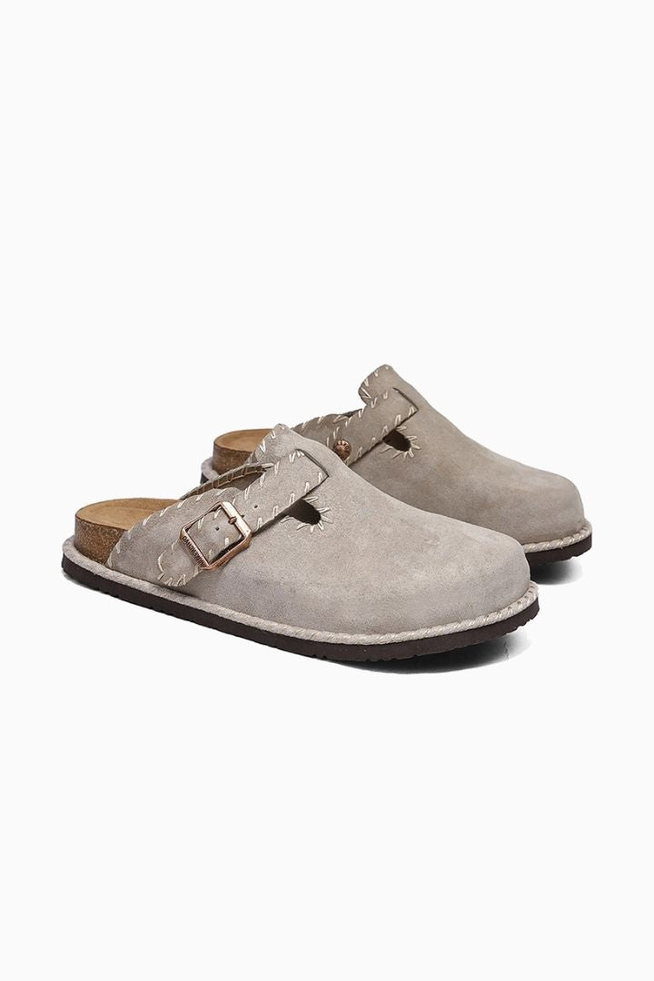 Men's sandals in sand-colored suede with adjustable buckle – comfortable clog design